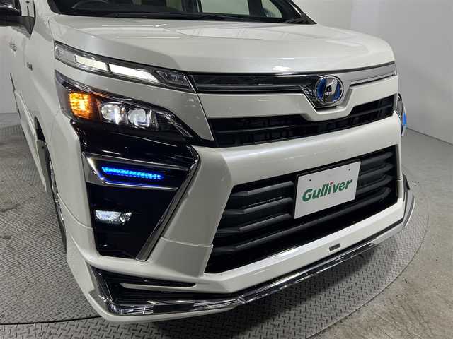 トヨタ ヴォクシー ハイブリッド ZS 煌 大阪府 2018(平30)年 4.7万km ホワイトパールクリスタルシャイン モデリスタエアロ ALPINEナビ(フルセグ/DVD再生/Bluetooth) バックカメラ 後席モニター ETC 衝突軽減 クルコン トヨタセーフティセンス シートヒーター 両側パワースライドドア