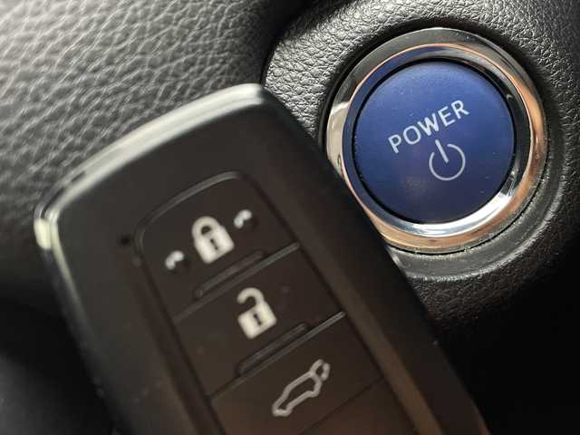 トヨタ ＲＡＶ４ ハイブリッドG 三重県 2019(令1)年 8.7万km ホワイトパールクリスタルシャイン 禁煙車/ＢＳＭ　/社外９インチナビ　/CD/DVD/BT/MSV/フルセグTV/シートヒーター　/バックカメラ　/ＥＴＣ　/クリアランスソナー　/D席パワーシート　/ステアリングヒーター　/レーダークルーズコントロール　/オートハイビーム　/前方ドライブレコーダー/電動パーキングブレーキ/オートホールド/パワーバックドア