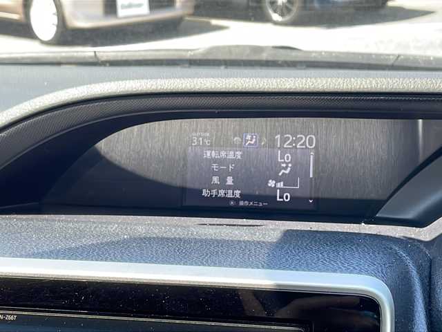トヨタ ノア Si ダブルバイビー 新潟県 2018(平30)年 7.5万km ブラック 純正10インチSDナビ/（DTV/DVD/Bluetooth）/４WD/寒冷地仕様/純正フリップダウンモニター/モデリスタ/衝突軽減/レーンキープアシスト/クルーズコントロール/バックカメラ/ETC/両側パワースライドドア/ロールアップサンシェード/ハーフレザーシート/ステアリングスイッチ/MTモードAT/フロアマット/オートハイビーム/LEDライト/フォグランプ/ウィンカーミラー/電格ミラー/ドアバイザー