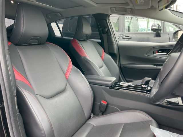 トヨタ プリウス Z 岩手県 2023(令5)年 1.7万km 黒 純正12.3インチディスプレイオーディオ/フルセグ　/パノラミックビューモニター　/ガラスルーフ　/モデリスタエアロ　/プリクラッシュセーフティ　/レーダークルーズコントロール　/黒レザーシート　/スマートキー　/ステアリングヒーター/パワーバックドア/ETC2.0/LEDヘッドライト/バックフォグランプ/デジタルインナーミラー/トラクションコントロール/USB端子/シートメモリー