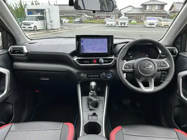 ダイハツ ロッキー プレミアム G HEV 熊本県 2022(令4)年 2.6万km ファイアークォーツレッドM ワンオーナー/純正ナビ/・AM/FM/CD/DVD/SD/iPod/USB/BT/・フルセグTV　　/全周囲カメラ/・バック/サイド/フロント/スマートアシスト3/・衝突警報機能/・衝突回避支援ブレーキ機能/・車線逸脱警報機能/・誤発進抑制機能（前方・後方）/・先行車発進お知らせ機能/・オートハイビーム/・標識認識機能/クルーズコントロール/前後コーナーセンサー/スマートペダル/ビルトインETC/純正前方ドライブレコーダー/オートライト/・フォグランプ/・LEDライト/D/N席シートヒーター/シートカバー/純正ドアバイザー/革巻きステアリング/・ステアリングリモコン/電動格納ミラー/・ウィンカーミラー/電動パーキングブレーキ/・ホールドボタン/純正フロアマット/純正アルミホイール/スマートキー/・スペアキー