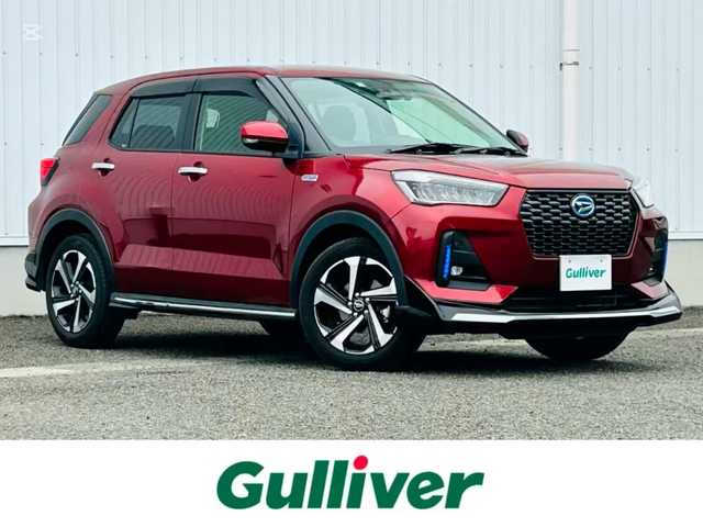 ダイハツ ロッキー プレミアム G HEV 熊本県 2022(令4)年 2.6万km ファイアークォーツレッドM ワンオーナー/純正ナビ/・AM/FM/CD/DVD/SD/iPod/USB/BT/・フルセグTV　　/全周囲カメラ/・バック/サイド/フロント/スマートアシスト3/・衝突警報機能/・衝突回避支援ブレーキ機能/・車線逸脱警報機能/・誤発進抑制機能（前方・後方）/・先行車発進お知らせ機能/・オートハイビーム/・標識認識機能/クルーズコントロール/前後コーナーセンサー/スマートペダル/ビルトインETC/純正前方ドライブレコーダー/オートライト/・フォグランプ/・LEDライト/D/N席シートヒーター/シートカバー/純正ドアバイザー/革巻きステアリング/・ステアリングリモコン/電動格納ミラー/・ウィンカーミラー/電動パーキングブレーキ/・ホールドボタン/純正フロアマット/純正アルミホイール/スマートキー/・スペアキー
