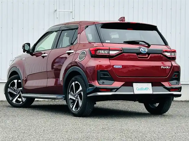 ダイハツ ロッキー プレミアム G HEV 熊本県 2022(令4)年 2.6万km ファイアークォーツレッドM ワンオーナー/純正ナビ/・AM/FM/CD/DVD/SD/iPod/USB/BT/・フルセグTV　　/全周囲カメラ/・バック/サイド/フロント/スマートアシスト3/・衝突警報機能/・衝突回避支援ブレーキ機能/・車線逸脱警報機能/・誤発進抑制機能（前方・後方）/・先行車発進お知らせ機能/・オートハイビーム/・標識認識機能/クルーズコントロール/前後コーナーセンサー/スマートペダル/ビルトインETC/純正前方ドライブレコーダー/オートライト/・フォグランプ/・LEDライト/D/N席シートヒーター/シートカバー/純正ドアバイザー/革巻きステアリング/・ステアリングリモコン/電動格納ミラー/・ウィンカーミラー/電動パーキングブレーキ/・ホールドボタン/純正フロアマット/純正アルミホイール/スマートキー/・スペアキー