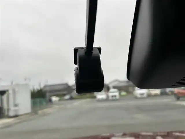 ダイハツ ロッキー プレミアム G HEV 熊本県 2022(令4)年 2.6万km ファイアークォーツレッドM ワンオーナー/純正ナビ/・AM/FM/CD/DVD/SD/iPod/USB/BT/・フルセグTV　　/全周囲カメラ/・バック/サイド/フロント/スマートアシスト3/・衝突警報機能/・衝突回避支援ブレーキ機能/・車線逸脱警報機能/・誤発進抑制機能（前方・後方）/・先行車発進お知らせ機能/・オートハイビーム/・標識認識機能/クルーズコントロール/前後コーナーセンサー/スマートペダル/ビルトインETC/純正前方ドライブレコーダー/オートライト/・フォグランプ/・LEDライト/D/N席シートヒーター/シートカバー/純正ドアバイザー/革巻きステアリング/・ステアリングリモコン/電動格納ミラー/・ウィンカーミラー/電動パーキングブレーキ/・ホールドボタン/純正フロアマット/純正アルミホイール/スマートキー/・スペアキー