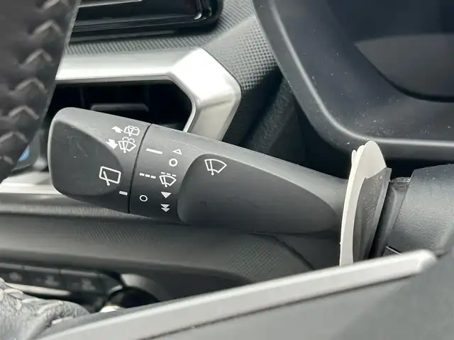 ダイハツ ロッキー プレミアム G HEV 熊本県 2022(令4)年 2.6万km ファイアークォーツレッドM ワンオーナー/純正ナビ/・AM/FM/CD/DVD/SD/iPod/USB/BT/・フルセグTV　　/全周囲カメラ/・バック/サイド/フロント/スマートアシスト3/・衝突警報機能/・衝突回避支援ブレーキ機能/・車線逸脱警報機能/・誤発進抑制機能（前方・後方）/・先行車発進お知らせ機能/・オートハイビーム/・標識認識機能/クルーズコントロール/前後コーナーセンサー/スマートペダル/ビルトインETC/純正前方ドライブレコーダー/オートライト/・フォグランプ/・LEDライト/D/N席シートヒーター/シートカバー/純正ドアバイザー/革巻きステアリング/・ステアリングリモコン/電動格納ミラー/・ウィンカーミラー/電動パーキングブレーキ/・ホールドボタン/純正フロアマット/純正アルミホイール/スマートキー/・スペアキー