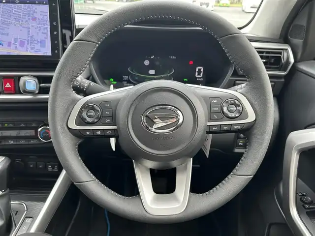 ダイハツ ロッキー プレミアム G HEV 熊本県 2022(令4)年 2.6万km ファイアークォーツレッドM ワンオーナー/純正ナビ/・AM/FM/CD/DVD/SD/iPod/USB/BT/・フルセグTV　　/全周囲カメラ/・バック/サイド/フロント/スマートアシスト3/・衝突警報機能/・衝突回避支援ブレーキ機能/・車線逸脱警報機能/・誤発進抑制機能（前方・後方）/・先行車発進お知らせ機能/・オートハイビーム/・標識認識機能/クルーズコントロール/前後コーナーセンサー/スマートペダル/ビルトインETC/純正前方ドライブレコーダー/オートライト/・フォグランプ/・LEDライト/D/N席シートヒーター/シートカバー/純正ドアバイザー/革巻きステアリング/・ステアリングリモコン/電動格納ミラー/・ウィンカーミラー/電動パーキングブレーキ/・ホールドボタン/純正フロアマット/純正アルミホイール/スマートキー/・スペアキー