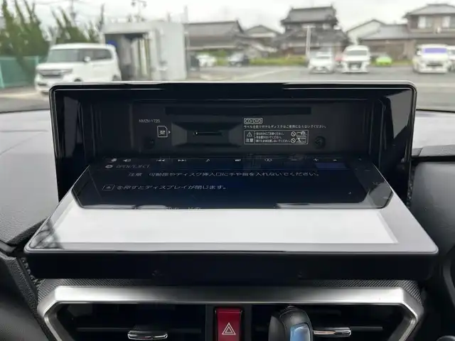 ダイハツ ロッキー プレミアム G HEV 熊本県 2022(令4)年 2.6万km ファイアークォーツレッドM ワンオーナー/純正ナビ/・AM/FM/CD/DVD/SD/iPod/USB/BT/・フルセグTV　　/全周囲カメラ/・バック/サイド/フロント/スマートアシスト3/・衝突警報機能/・衝突回避支援ブレーキ機能/・車線逸脱警報機能/・誤発進抑制機能（前方・後方）/・先行車発進お知らせ機能/・オートハイビーム/・標識認識機能/クルーズコントロール/前後コーナーセンサー/スマートペダル/ビルトインETC/純正前方ドライブレコーダー/オートライト/・フォグランプ/・LEDライト/D/N席シートヒーター/シートカバー/純正ドアバイザー/革巻きステアリング/・ステアリングリモコン/電動格納ミラー/・ウィンカーミラー/電動パーキングブレーキ/・ホールドボタン/純正フロアマット/純正アルミホイール/スマートキー/・スペアキー