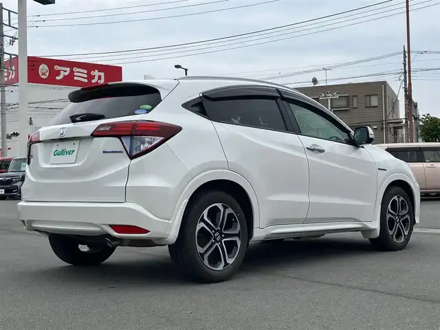 ホンダ ヴェゼル ハイブリッド Z 静岡県 2014(平26)年 4.9万km ホワイトオーキッドパール エンジンスタートボタン/スマートキー/スペアキー1本/パワーステアリング/パワーウィンドウ/MTモード付きAT/寒冷地仕様/オートエアコン/保証書/取扱説明書/記録簿/アイドリングストップ/クルーズコントロール/バックカメラ/純正ETC/純正ナビ（CD.DVD.BT.フルセグ）/純正フロアマット/純正アルミホイール/D席N席シートヒーター/ルーフレール/ABS/横滑り防止装置/オートライト/LEDライト/W+サイドエアバック/カーテンエアバック/衝突軽減システム
