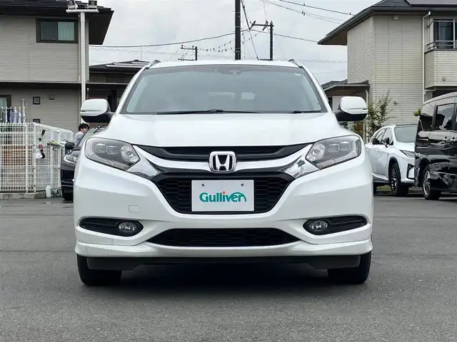 ホンダ ヴェゼル ハイブリッド Z 静岡県 2014(平26)年 4.9万km ホワイトオーキッドパール エンジンスタートボタン/スマートキー/スペアキー1本/パワーステアリング/パワーウィンドウ/MTモード付きAT/寒冷地仕様/オートエアコン/保証書/取扱説明書/記録簿/アイドリングストップ/クルーズコントロール/バックカメラ/純正ETC/純正ナビ（CD.DVD.BT.フルセグ）/純正フロアマット/純正アルミホイール/D席N席シートヒーター/ルーフレール/ABS/横滑り防止装置/オートライト/LEDライト/W+サイドエアバック/カーテンエアバック/衝突軽減システム