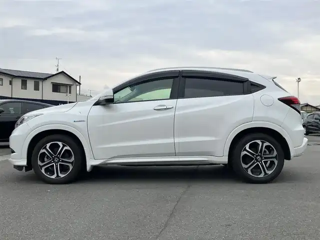 ホンダ ヴェゼル ハイブリッド Z 静岡県 2014(平26)年 4.9万km ホワイトオーキッドパール エンジンスタートボタン/スマートキー/スペアキー1本/パワーステアリング/パワーウィンドウ/MTモード付きAT/寒冷地仕様/オートエアコン/保証書/取扱説明書/記録簿/アイドリングストップ/クルーズコントロール/バックカメラ/純正ETC/純正ナビ（CD.DVD.BT.フルセグ）/純正フロアマット/純正アルミホイール/D席N席シートヒーター/ルーフレール/ABS/横滑り防止装置/オートライト/LEDライト/W+サイドエアバック/カーテンエアバック/衝突軽減システム