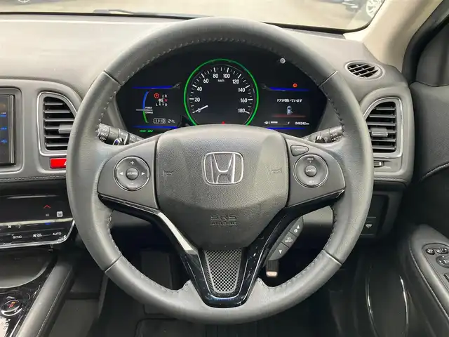 ホンダ ヴェゼル ハイブリッド Z 静岡県 2014(平26)年 4.9万km ホワイトオーキッドパール エンジンスタートボタン/スマートキー/スペアキー1本/パワーステアリング/パワーウィンドウ/MTモード付きAT/寒冷地仕様/オートエアコン/保証書/取扱説明書/記録簿/アイドリングストップ/クルーズコントロール/バックカメラ/純正ETC/純正ナビ（CD.DVD.BT.フルセグ）/純正フロアマット/純正アルミホイール/D席N席シートヒーター/ルーフレール/ABS/横滑り防止装置/オートライト/LEDライト/W+サイドエアバック/カーテンエアバック/衝突軽減システム