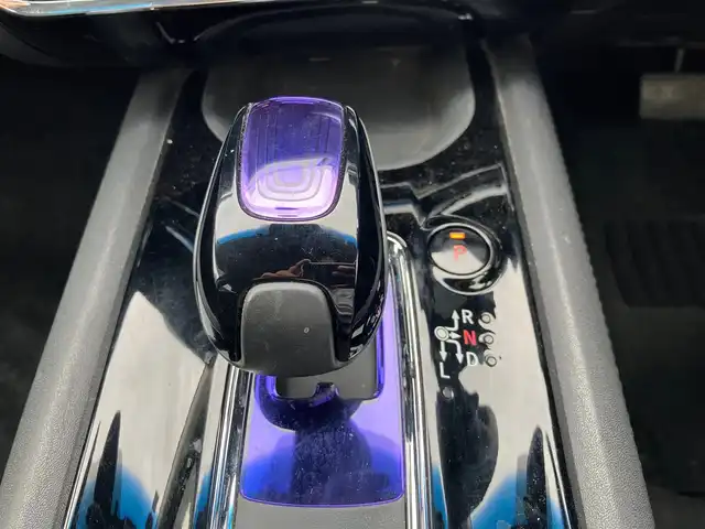 ホンダ ヴェゼル ハイブリッド Z 静岡県 2014(平26)年 4.9万km ホワイトオーキッドパール エンジンスタートボタン/スマートキー/スペアキー1本/パワーステアリング/パワーウィンドウ/MTモード付きAT/寒冷地仕様/オートエアコン/保証書/取扱説明書/記録簿/アイドリングストップ/クルーズコントロール/バックカメラ/純正ETC/純正ナビ（CD.DVD.BT.フルセグ）/純正フロアマット/純正アルミホイール/D席N席シートヒーター/ルーフレール/ABS/横滑り防止装置/オートライト/LEDライト/W+サイドエアバック/カーテンエアバック/衝突軽減システム