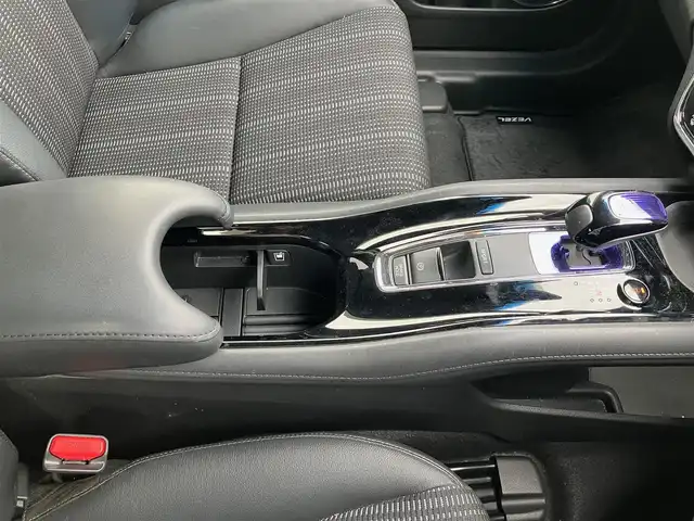 ホンダ ヴェゼル ハイブリッド Z 静岡県 2014(平26)年 4.9万km ホワイトオーキッドパール エンジンスタートボタン/スマートキー/スペアキー1本/パワーステアリング/パワーウィンドウ/MTモード付きAT/寒冷地仕様/オートエアコン/保証書/取扱説明書/記録簿/アイドリングストップ/クルーズコントロール/バックカメラ/純正ETC/純正ナビ（CD.DVD.BT.フルセグ）/純正フロアマット/純正アルミホイール/D席N席シートヒーター/ルーフレール/ABS/横滑り防止装置/オートライト/LEDライト/W+サイドエアバック/カーテンエアバック/衝突軽減システム