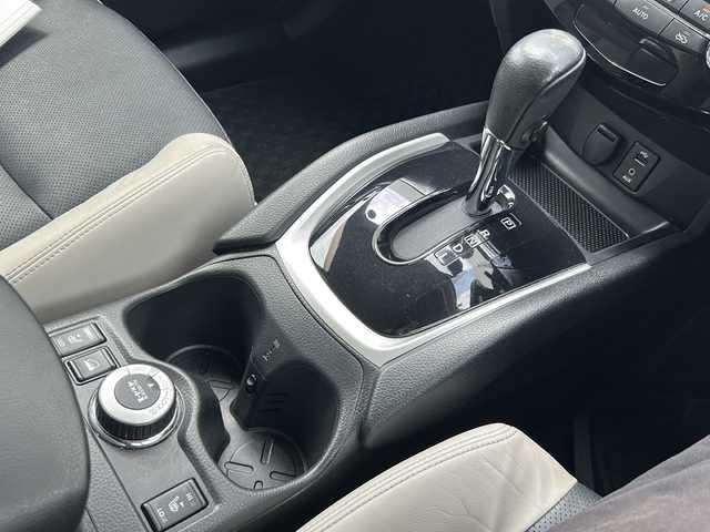 日産 エクストレイル ハイブリッド モード・プレミア 山口県 2015(平27)年 7.9万km ブリリアントホワイトパール (株)IDOMが運営する【じしゃロン宇部店】の自社ローン専用車両になります。こちらは現金またはオートローンご利用時の価格です。自社ローンご希望の方は別途その旨お申付け下さい。/純正HDDナビ/（フルセグTV/CD/DVD/BT/AM/FM)/４WD/ETC/クルーズコントロール/コーナーセンサー/シートヒーター/全周囲カメラ/LEDライト/レザーシート/純正オーテック18インチアルミホイール/純正ドアバイザー/電動格納ドアミラー/ECOモード/プッシュスタート/オートライト