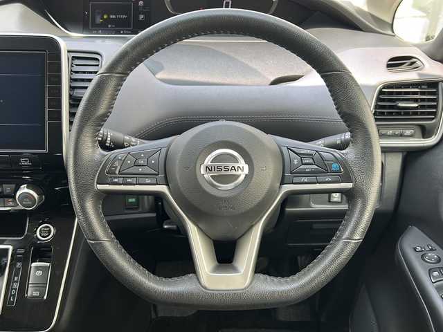 日産 セレナ ハイウェイスター V 大阪府 2021(令3)年 5.6万km ブリリアントホワイトパール プロパイロット　/１０型ナビ/フルセグTV/CD/DVD/ブルーレイ/BT/デジタルインナミラー　/全方位カメラ　/ハンズフリーパワースライド/両側電動スライドドア　/エマージェンシーブレーキ　/電子パーキングブレーキ　/ＬＥＤヘッドライト/ドラレコ　/レーンキープアシスト/リアロールサンシェード/オートライト/純正１６インチAW/ETC/スペアキーｘ１/保証書/取説