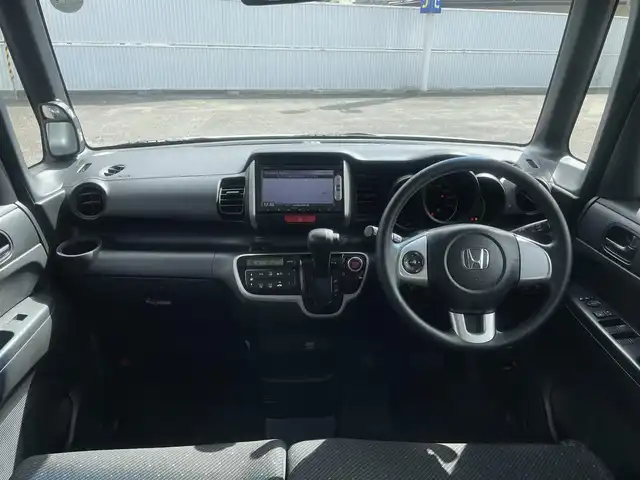 ホンダ Ｎ ＢＯＸ G SSパッケージ 山形県 2014(平26)年 6.4万km プレミアムホワイトパール (株)IDOMが運営する【じしゃロン山形店】の自社ローン専用車両になります。/こちらは現金またはオートローンご利用時の価格です。/自社ローンご希望の方は別途その旨お申付け下さい。/Gathersナビ/【1SEG/Bluetooth/DVD/CD/FM/AM】/両側パワースライドドア/ETC/バックカメラ/ステアリングスイッチ/ウィンカーミラー/ライトレベライザー/プッシュスタート/スマートキー/USB