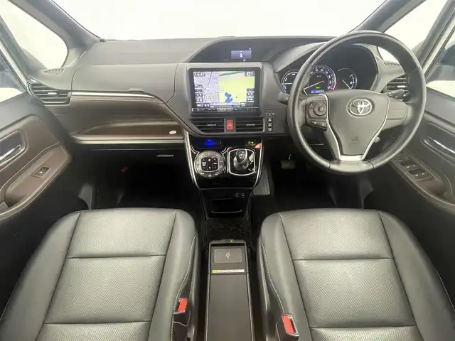 トヨタ エスクァイア ハイブリッド Gi 岡山県 2015(平27)年 7万km ホワイトパールクリスタルシャイン 社外9インチナビ(X900)/(Bluetooth/CD/DVD/フルセグTV)/社外10.1インチ後席モニター(TMX-RM300S)/両側電動スライドドア/合皮シート/シートヒーター(運転席・助手席)/バックカメラ/置くだけ充電/ドアバイザー/クルーズコントロール/純正LEDヘッドライト/オートライト/スマートキー(1本)/純正フロアマット/純正アルミホイール/ビルトインETC/アイドリングストップ