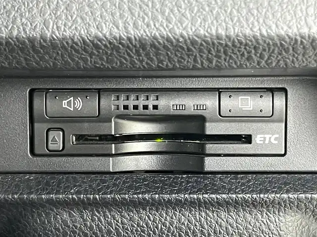 トヨタ エスクァイア ハイブリッド Gi 岡山県 2015(平27)年 7万km ホワイトパールクリスタルシャイン 社外9インチナビ(X900)/(Bluetooth/CD/DVD/フルセグTV)/社外10.1インチ後席モニター(TMX-RM300S)/両側電動スライドドア/合皮シート/シートヒーター(運転席・助手席)/バックカメラ/置くだけ充電/ドアバイザー/クルーズコントロール/純正LEDヘッドライト/オートライト/スマートキー(1本)/純正フロアマット/純正アルミホイール/ビルトインETC/アイドリングストップ