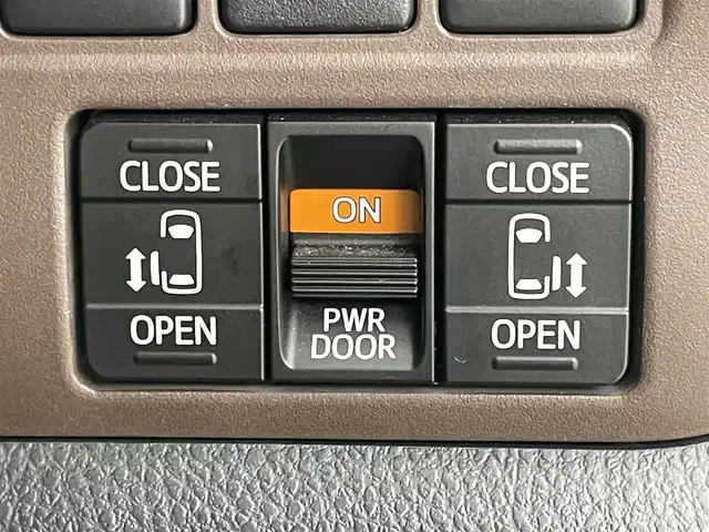 トヨタ エスクァイア ハイブリッド Gi 岡山県 2015(平27)年 7万km ホワイトパールクリスタルシャイン 社外9インチナビ(X900)/(Bluetooth/CD/DVD/フルセグTV)/社外10.1インチ後席モニター(TMX-RM300S)/両側電動スライドドア/合皮シート/シートヒーター(運転席・助手席)/バックカメラ/置くだけ充電/ドアバイザー/クルーズコントロール/純正LEDヘッドライト/オートライト/スマートキー(1本)/純正フロアマット/純正アルミホイール/ビルトインETC/アイドリングストップ