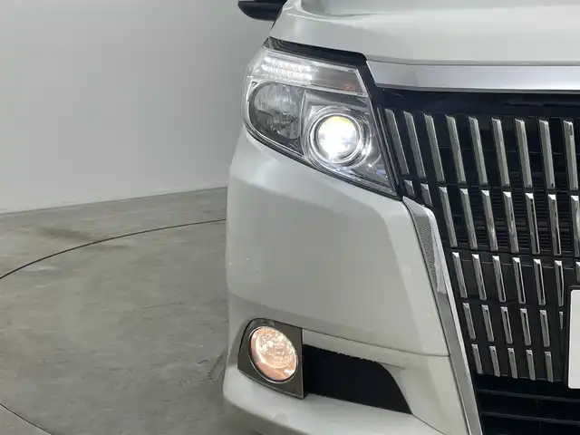 トヨタ エスクァイア ハイブリッド Gi 岡山県 2015(平27)年 7万km ホワイトパールクリスタルシャイン 社外9インチナビ(X900)/(Bluetooth/CD/DVD/フルセグTV)/社外10.1インチ後席モニター(TMX-RM300S)/両側電動スライドドア/合皮シート/シートヒーター(運転席・助手席)/バックカメラ/置くだけ充電/ドアバイザー/クルーズコントロール/純正LEDヘッドライト/オートライト/スマートキー(1本)/純正フロアマット/純正アルミホイール/ビルトインETC/アイドリングストップ