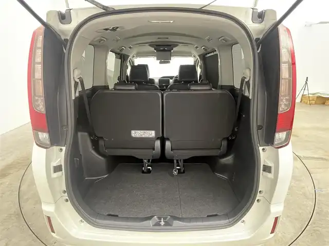 トヨタ エスクァイア ハイブリッド Gi 岡山県 2015(平27)年 7万km ホワイトパールクリスタルシャイン 社外9インチナビ(X900)/(Bluetooth/CD/DVD/フルセグTV)/社外10.1インチ後席モニター(TMX-RM300S)/両側電動スライドドア/合皮シート/シートヒーター(運転席・助手席)/バックカメラ/置くだけ充電/ドアバイザー/クルーズコントロール/純正LEDヘッドライト/オートライト/スマートキー(1本)/純正フロアマット/純正アルミホイール/ビルトインETC/アイドリングストップ