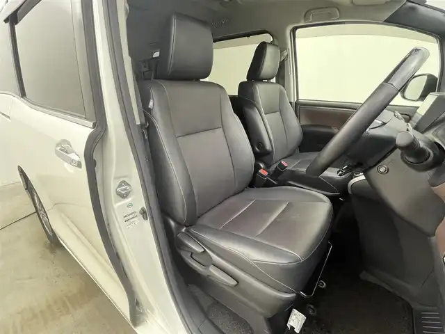 トヨタ エスクァイア ハイブリッド Gi 岡山県 2015(平27)年 7万km ホワイトパールクリスタルシャイン 社外9インチナビ(X900)/(Bluetooth/CD/DVD/フルセグTV)/社外10.1インチ後席モニター(TMX-RM300S)/両側電動スライドドア/合皮シート/シートヒーター(運転席・助手席)/バックカメラ/置くだけ充電/ドアバイザー/クルーズコントロール/純正LEDヘッドライト/オートライト/スマートキー(1本)/純正フロアマット/純正アルミホイール/ビルトインETC/アイドリングストップ