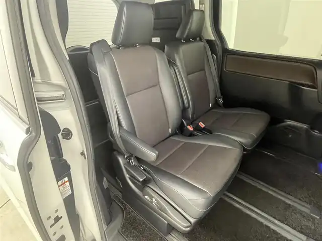 トヨタ エスクァイア ハイブリッド Gi 岡山県 2015(平27)年 7万km ホワイトパールクリスタルシャイン 社外9インチナビ(X900)/(Bluetooth/CD/DVD/フルセグTV)/社外10.1インチ後席モニター(TMX-RM300S)/両側電動スライドドア/合皮シート/シートヒーター(運転席・助手席)/バックカメラ/置くだけ充電/ドアバイザー/クルーズコントロール/純正LEDヘッドライト/オートライト/スマートキー(1本)/純正フロアマット/純正アルミホイール/ビルトインETC/アイドリングストップ