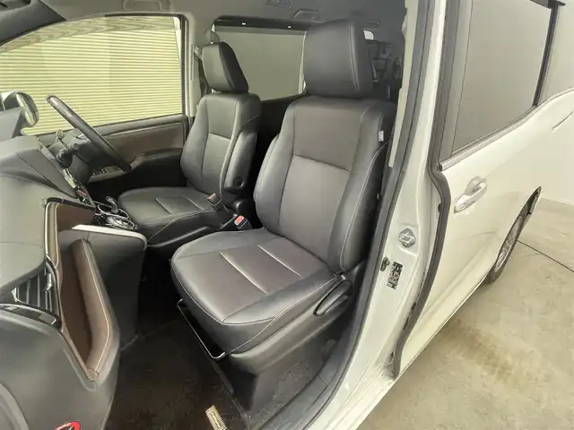 トヨタ エスクァイア ハイブリッド Gi 岡山県 2015(平27)年 7万km ホワイトパールクリスタルシャイン 社外9インチナビ(X900)/(Bluetooth/CD/DVD/フルセグTV)/社外10.1インチ後席モニター(TMX-RM300S)/両側電動スライドドア/合皮シート/シートヒーター(運転席・助手席)/バックカメラ/置くだけ充電/ドアバイザー/クルーズコントロール/純正LEDヘッドライト/オートライト/スマートキー(1本)/純正フロアマット/純正アルミホイール/ビルトインETC/アイドリングストップ