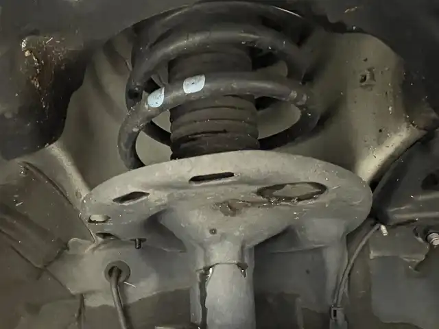 トヨタ エスクァイア ハイブリッド Gi 岡山県 2015(平27)年 7万km ホワイトパールクリスタルシャイン 社外9インチナビ(X900)/(Bluetooth/CD/DVD/フルセグTV)/社外10.1インチ後席モニター(TMX-RM300S)/両側電動スライドドア/合皮シート/シートヒーター(運転席・助手席)/バックカメラ/置くだけ充電/ドアバイザー/クルーズコントロール/純正LEDヘッドライト/オートライト/スマートキー(1本)/純正フロアマット/純正アルミホイール/ビルトインETC/アイドリングストップ