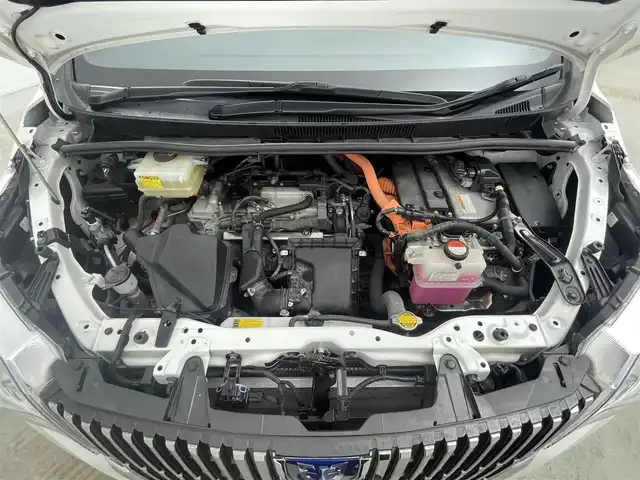 トヨタ エスクァイア ハイブリッド Gi 岡山県 2015(平27)年 7万km ホワイトパールクリスタルシャイン 社外9インチナビ(X900)/(Bluetooth/CD/DVD/フルセグTV)/社外10.1インチ後席モニター(TMX-RM300S)/両側電動スライドドア/合皮シート/シートヒーター(運転席・助手席)/バックカメラ/置くだけ充電/ドアバイザー/クルーズコントロール/純正LEDヘッドライト/オートライト/スマートキー(1本)/純正フロアマット/純正アルミホイール/ビルトインETC/アイドリングストップ