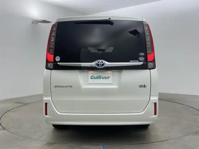 トヨタ エスクァイア ハイブリッド Gi 岡山県 2015(平27)年 7万km ホワイトパールクリスタルシャイン 社外9インチナビ(X900)/(Bluetooth/CD/DVD/フルセグTV)/社外10.1インチ後席モニター(TMX-RM300S)/両側電動スライドドア/合皮シート/シートヒーター(運転席・助手席)/バックカメラ/置くだけ充電/ドアバイザー/クルーズコントロール/純正LEDヘッドライト/オートライト/スマートキー(1本)/純正フロアマット/純正アルミホイール/ビルトインETC/アイドリングストップ