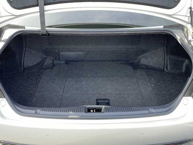 トヨタ クラウン ハイブリッド アスリートS 栃木県 2015(平27)年 6.8万km シルバーM 純正SDナビ/・Bluetooth CD DVD/・TV フルセグ/・バックカメラ/追従式クルーズコントロール/ETC2.0/ドライブレコーダー/前席パワーシート/純正17インチアルミホイール/コーナーセンサー/LEDヘッドライト/オートライト