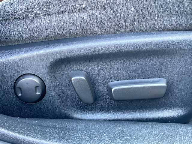 トヨタ クラウン ハイブリッド アスリートS 栃木県 2015(平27)年 6.8万km シルバーM 純正SDナビ/・Bluetooth CD DVD/・TV フルセグ/・バックカメラ/追従式クルーズコントロール/ETC2.0/ドライブレコーダー/前席パワーシート/純正17インチアルミホイール/コーナーセンサー/LEDヘッドライト/オートライト