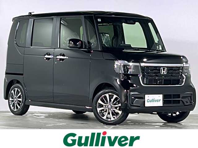 ホンダ Ｎ ＢＯＸ カスタム 広島県 2025(令7)年 0.1万km クリスタルブラックパール Honda SENSING/●衝突軽減ブレーキ（CMBS）/●先行車発進お知らせ機能/●歩行者事故低減ステアリング/●路外逸脱抑制機能/●標識認識機能/●渋滞追従機能付アダプティブクルーズコントロール（ACC）/●車線維持支援システム（LKAS）/●誤発進抑制機能/●後方誤発進抑制機能/●近距離衝突軽減ブレーキ/●急アクセル抑制機能/●パーキングセンサーシステム/●オートハイビーム/ダイレクトプロジェクション式フルLEDヘッドライト/シーケンシャルターンランプ/片側パワースライドドア/ナビ装着用スペシャルパッケージ/シートヒーター（D/N）/フロントシートアームレスト（運転席）/オートリトラミラー/スマートキー/プッシュスタート/ロールサンシェード/フルエアコン/W+サイド+カーテンエアバッグ/電子制御パーキングブレーキ/オートブレーキホールド機能/360°スーパーUV・IRカット パッケージ/エマージェンシーストップシグナル/トリコットシート（ブラック）/14インチアルミホイール（シャークグレー塗装＋切削）
