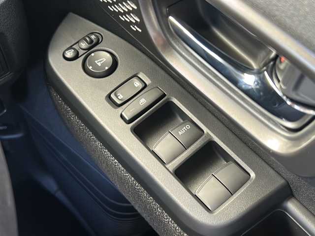 ホンダ Ｎ ＢＯＸ カスタム 広島県 2025(令7)年 0.1万km クリスタルブラックパール Honda SENSING/●衝突軽減ブレーキ（CMBS）/●先行車発進お知らせ機能/●歩行者事故低減ステアリング/●路外逸脱抑制機能/●標識認識機能/●渋滞追従機能付アダプティブクルーズコントロール（ACC）/●車線維持支援システム（LKAS）/●誤発進抑制機能/●後方誤発進抑制機能/●近距離衝突軽減ブレーキ/●急アクセル抑制機能/●パーキングセンサーシステム/●オートハイビーム/ダイレクトプロジェクション式フルLEDヘッドライト/シーケンシャルターンランプ/片側パワースライドドア/ナビ装着用スペシャルパッケージ/シートヒーター（D/N）/フロントシートアームレスト（運転席）/オートリトラミラー/スマートキー/プッシュスタート/ロールサンシェード/フルエアコン/W+サイド+カーテンエアバッグ/電子制御パーキングブレーキ/オートブレーキホールド機能/360°スーパーUV・IRカット パッケージ/エマージェンシーストップシグナル/トリコットシート（ブラック）/14インチアルミホイール（シャークグレー塗装＋切削）