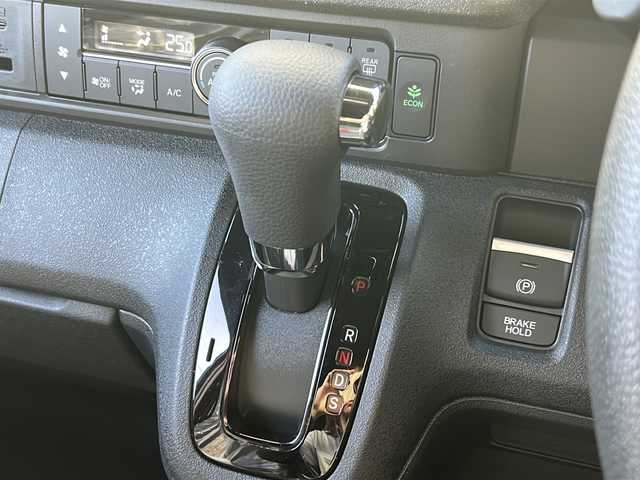 ホンダ Ｎ ＢＯＸ カスタム 広島県 2025(令7)年 0.1万km クリスタルブラックパール Honda SENSING/●衝突軽減ブレーキ（CMBS）/●先行車発進お知らせ機能/●歩行者事故低減ステアリング/●路外逸脱抑制機能/●標識認識機能/●渋滞追従機能付アダプティブクルーズコントロール（ACC）/●車線維持支援システム（LKAS）/●誤発進抑制機能/●後方誤発進抑制機能/●近距離衝突軽減ブレーキ/●急アクセル抑制機能/●パーキングセンサーシステム/●オートハイビーム/ダイレクトプロジェクション式フルLEDヘッドライト/シーケンシャルターンランプ/片側パワースライドドア/ナビ装着用スペシャルパッケージ/シートヒーター（D/N）/フロントシートアームレスト（運転席）/オートリトラミラー/スマートキー/プッシュスタート/ロールサンシェード/フルエアコン/W+サイド+カーテンエアバッグ/電子制御パーキングブレーキ/オートブレーキホールド機能/360°スーパーUV・IRカット パッケージ/エマージェンシーストップシグナル/トリコットシート（ブラック）/14インチアルミホイール（シャークグレー塗装＋切削）