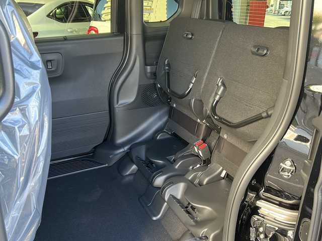 ホンダ Ｎ ＢＯＸ カスタム 広島県 2025(令7)年 0.1万km クリスタルブラックパール Honda SENSING/●衝突軽減ブレーキ（CMBS）/●先行車発進お知らせ機能/●歩行者事故低減ステアリング/●路外逸脱抑制機能/●標識認識機能/●渋滞追従機能付アダプティブクルーズコントロール（ACC）/●車線維持支援システム（LKAS）/●誤発進抑制機能/●後方誤発進抑制機能/●近距離衝突軽減ブレーキ/●急アクセル抑制機能/●パーキングセンサーシステム/●オートハイビーム/ダイレクトプロジェクション式フルLEDヘッドライト/シーケンシャルターンランプ/片側パワースライドドア/ナビ装着用スペシャルパッケージ/シートヒーター（D/N）/フロントシートアームレスト（運転席）/オートリトラミラー/スマートキー/プッシュスタート/ロールサンシェード/フルエアコン/W+サイド+カーテンエアバッグ/電子制御パーキングブレーキ/オートブレーキホールド機能/360°スーパーUV・IRカット パッケージ/エマージェンシーストップシグナル/トリコットシート（ブラック）/14インチアルミホイール（シャークグレー塗装＋切削）