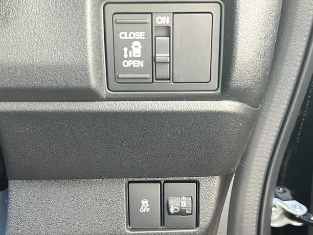 ホンダ Ｎ ＢＯＸ カスタム 広島県 2025(令7)年 0.1万km クリスタルブラックパール Honda SENSING/●衝突軽減ブレーキ（CMBS）/●先行車発進お知らせ機能/●歩行者事故低減ステアリング/●路外逸脱抑制機能/●標識認識機能/●渋滞追従機能付アダプティブクルーズコントロール（ACC）/●車線維持支援システム（LKAS）/●誤発進抑制機能/●後方誤発進抑制機能/●近距離衝突軽減ブレーキ/●急アクセル抑制機能/●パーキングセンサーシステム/●オートハイビーム/ダイレクトプロジェクション式フルLEDヘッドライト/シーケンシャルターンランプ/片側パワースライドドア/ナビ装着用スペシャルパッケージ/シートヒーター（D/N）/フロントシートアームレスト（運転席）/オートリトラミラー/スマートキー/プッシュスタート/ロールサンシェード/フルエアコン/W+サイド+カーテンエアバッグ/電子制御パーキングブレーキ/オートブレーキホールド機能/360°スーパーUV・IRカット パッケージ/エマージェンシーストップシグナル/トリコットシート（ブラック）/14インチアルミホイール（シャークグレー塗装＋切削）