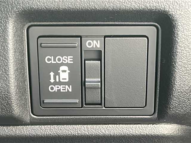 ホンダ Ｎ ＢＯＸ カスタム 広島県 2025(令7)年 0.1万km クリスタルブラックパール Honda SENSING/●衝突軽減ブレーキ（CMBS）/●先行車発進お知らせ機能/●歩行者事故低減ステアリング/●路外逸脱抑制機能/●標識認識機能/●渋滞追従機能付アダプティブクルーズコントロール（ACC）/●車線維持支援システム（LKAS）/●誤発進抑制機能/●後方誤発進抑制機能/●近距離衝突軽減ブレーキ/●急アクセル抑制機能/●パーキングセンサーシステム/●オートハイビーム/ダイレクトプロジェクション式フルLEDヘッドライト/シーケンシャルターンランプ/片側パワースライドドア/ナビ装着用スペシャルパッケージ/シートヒーター（D/N）/フロントシートアームレスト（運転席）/オートリトラミラー/スマートキー/プッシュスタート/ロールサンシェード/フルエアコン/W+サイド+カーテンエアバッグ/電子制御パーキングブレーキ/オートブレーキホールド機能/360°スーパーUV・IRカット パッケージ/エマージェンシーストップシグナル/トリコットシート（ブラック）/14インチアルミホイール（シャークグレー塗装＋切削）