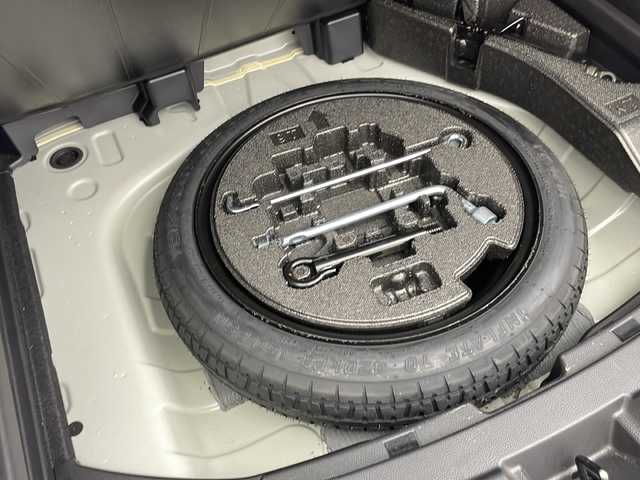 トヨタ カローラツーリング ハイブリッド G 群馬県 2024(令6)年 1.2万km プラチナホワイトパールマイカ 純正10.5型ナビ　バックカメラ　スペアタイヤ　アダプティブクルーズコントロール　衝突被害軽減ブレーキ　電動サイドブレーキ　レザーステアリング　オートハイビーム　BSM クリアランスソナー　禁煙車