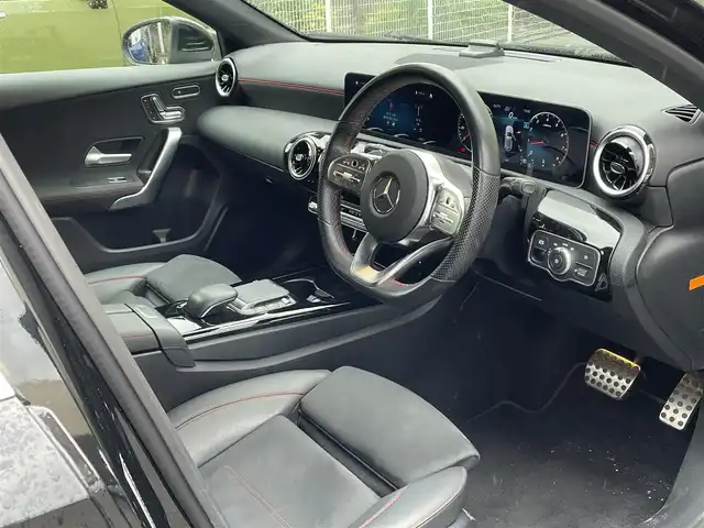 メルセデス・ベンツ Ａ１８０ スタイル AMGライン 静岡県 2020(令2)年 2.8万km コスモスブラック 純正ナビ/フルセグTV/BT/USB/バックカメラ/ハーフレザーシート/前席メモリー付パワーシート/前席シートヒーター /前後ドライブレコーダー/衝突軽減ブレーキ/レーンキープアシスト/アテンションアシスト/クリアランスソナー/ブラインドスポットモニター/レーダークルーズコントロール/パドルシフト/ステアリングスイッチ/LEDヘッドライト/純正18インチAW/スマートキー×2/保証書/取扱説明書