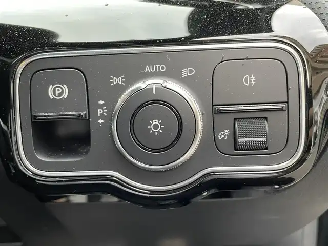 メルセデス・ベンツ Ａ１８０ スタイル AMGライン 静岡県 2020(令2)年 2.8万km コスモスブラック 純正ナビ/フルセグTV/BT/USB/バックカメラ/ハーフレザーシート/前席メモリー付パワーシート/前席シートヒーター /前後ドライブレコーダー/衝突軽減ブレーキ/レーンキープアシスト/アテンションアシスト/クリアランスソナー/ブラインドスポットモニター/レーダークルーズコントロール/パドルシフト/ステアリングスイッチ/LEDヘッドライト/純正18インチAW/スマートキー×2/保証書/取扱説明書