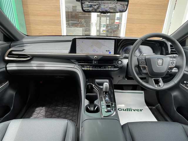 トヨタ クラウン エステート Z 宮崎県 2025(令7)年 0.1万km未満 マッシブグレー 4WD/パノラマルーフ/純正12.3型ディスプレイオーディオプラス/　(コネクティッドナビ対応)/フルセグTV/ハンズフリーパワーバックドア/パノラミックビューモニター/ビルトインETC2.0/レーダークルーズコントロール/クリアランスソナー/セーフティセンス/・プリクラッシュセーフティ/・フロントクロストラフィックアラート/・レーントレーシングアシスト/・ロードサインアシスト/・プロアクティブドライビングアシスト/・発進遅れ告知機能/・緊急時操舵支援/・レーンチェンジアシスト/・レーンディパーチャーアラート/・アダプティブハイビームシステム/・ドライバー異常時対応システム/トヨタチームメイト/パーキングサポートブレーキ/ブラインドスポットモニター/デジタルインナーミラー/LEDヘッドランプ/本革巻きステアリング/ステアリングヒーター/パドルシフト/ドライバーモニターカメラ/ブラック革シート/前席パワーシート/前席シートヒーター/ベンチレーション/運転席ドライビングポジションシステム/純正21インチアルミホイール/スマートエントリー/スタートシステム/禁煙車