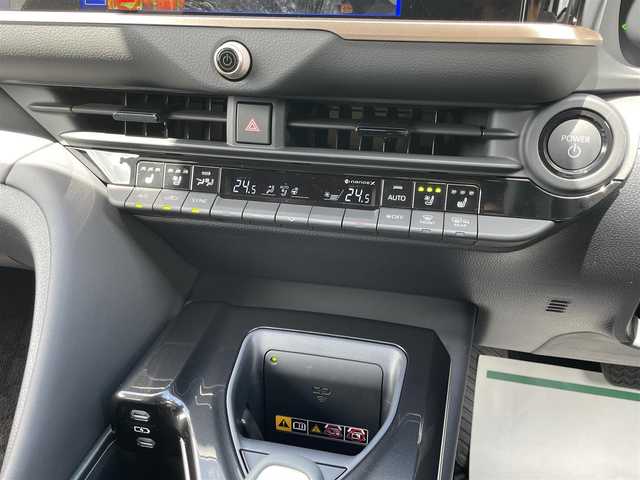 トヨタ クラウン エステート Z 宮崎県 2025(令7)年 0.1万km未満 マッシブグレー 4WD/パノラマルーフ/純正12.3型ディスプレイオーディオプラス/　(コネクティッドナビ対応)/フルセグTV/ハンズフリーパワーバックドア/パノラミックビューモニター/ビルトインETC2.0/レーダークルーズコントロール/クリアランスソナー/セーフティセンス/・プリクラッシュセーフティ/・フロントクロストラフィックアラート/・レーントレーシングアシスト/・ロードサインアシスト/・プロアクティブドライビングアシスト/・発進遅れ告知機能/・緊急時操舵支援/・レーンチェンジアシスト/・レーンディパーチャーアラート/・アダプティブハイビームシステム/・ドライバー異常時対応システム/トヨタチームメイト/パーキングサポートブレーキ/ブラインドスポットモニター/デジタルインナーミラー/LEDヘッドランプ/本革巻きステアリング/ステアリングヒーター/パドルシフト/ドライバーモニターカメラ/ブラック革シート/前席パワーシート/前席シートヒーター/ベンチレーション/運転席ドライビングポジションシステム/純正21インチアルミホイール/スマートエントリー/スタートシステム/禁煙車