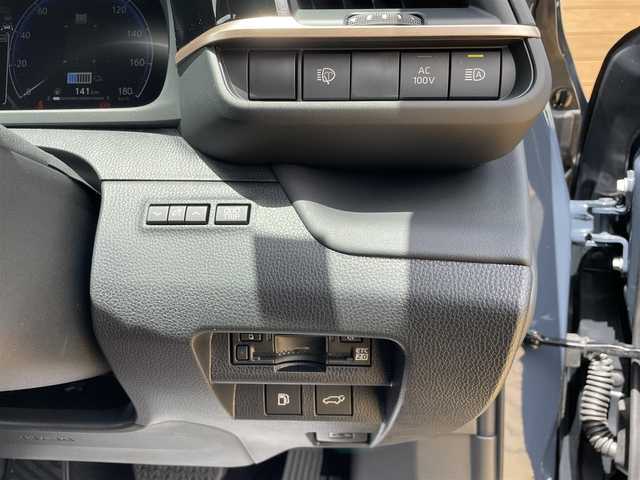 トヨタ クラウン エステート Z 宮崎県 2025(令7)年 0.1万km未満 マッシブグレー 4WD/パノラマルーフ/純正12.3型ディスプレイオーディオプラス/　(コネクティッドナビ対応)/フルセグTV/ハンズフリーパワーバックドア/パノラミックビューモニター/ビルトインETC2.0/レーダークルーズコントロール/クリアランスソナー/セーフティセンス/・プリクラッシュセーフティ/・フロントクロストラフィックアラート/・レーントレーシングアシスト/・ロードサインアシスト/・プロアクティブドライビングアシスト/・発進遅れ告知機能/・緊急時操舵支援/・レーンチェンジアシスト/・レーンディパーチャーアラート/・アダプティブハイビームシステム/・ドライバー異常時対応システム/トヨタチームメイト/パーキングサポートブレーキ/ブラインドスポットモニター/デジタルインナーミラー/LEDヘッドランプ/本革巻きステアリング/ステアリングヒーター/パドルシフト/ドライバーモニターカメラ/ブラック革シート/前席パワーシート/前席シートヒーター/ベンチレーション/運転席ドライビングポジションシステム/純正21インチアルミホイール/スマートエントリー/スタートシステム/禁煙車