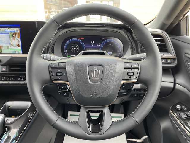 トヨタ クラウン エステート Z 宮崎県 2025(令7)年 0.1万km未満 マッシブグレー 4WD/パノラマルーフ/純正12.3型ディスプレイオーディオプラス/　(コネクティッドナビ対応)/フルセグTV/ハンズフリーパワーバックドア/パノラミックビューモニター/ビルトインETC2.0/レーダークルーズコントロール/クリアランスソナー/セーフティセンス/・プリクラッシュセーフティ/・フロントクロストラフィックアラート/・レーントレーシングアシスト/・ロードサインアシスト/・プロアクティブドライビングアシスト/・発進遅れ告知機能/・緊急時操舵支援/・レーンチェンジアシスト/・レーンディパーチャーアラート/・アダプティブハイビームシステム/・ドライバー異常時対応システム/トヨタチームメイト/パーキングサポートブレーキ/ブラインドスポットモニター/デジタルインナーミラー/LEDヘッドランプ/本革巻きステアリング/ステアリングヒーター/パドルシフト/ドライバーモニターカメラ/ブラック革シート/前席パワーシート/前席シートヒーター/ベンチレーション/運転席ドライビングポジションシステム/純正21インチアルミホイール/スマートエントリー/スタートシステム/禁煙車