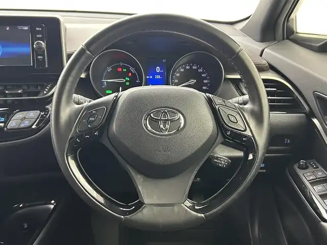 トヨタ Ｃ－ＨＲ G 熊本県 2017(平29)年 10.9万km ホワイトパールクリスタルシャイン 純正ナビNSZT-W66T（ＤＶＤ・フルセグ・ＢＴ・ＳＤ・ＵＳＢ）/バックカメラ　/社外前方ドライブレコーダーDC-DR651　/ビルトインＥＴＣ　/前後クリアランスソナー　/衝突軽減ブレーキ　/レーンキープアシスト　/横滑り防止　/ブラインドスポットモニター/純正フロアマット/純正１８インチAW/オートライト/オートマチックハイビーム/LEDヘッドライト/フォグランプ/スマートキー/プッシュスタート/スペアキー
