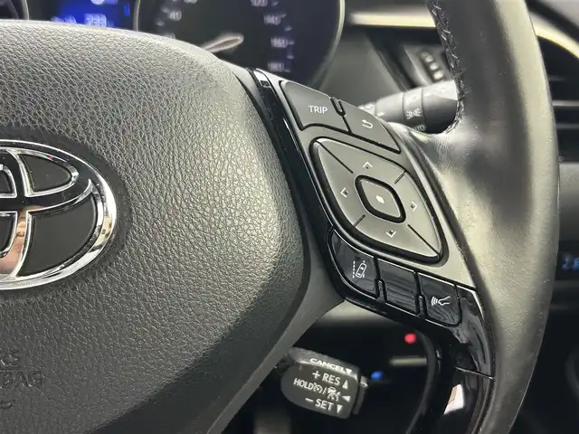 トヨタ Ｃ－ＨＲ G 熊本県 2017(平29)年 10.9万km ホワイトパールクリスタルシャイン 純正ナビNSZT-W66T（ＤＶＤ・フルセグ・ＢＴ・ＳＤ・ＵＳＢ）/バックカメラ　/社外前方ドライブレコーダーDC-DR651　/ビルトインＥＴＣ　/前後クリアランスソナー　/衝突軽減ブレーキ　/レーンキープアシスト　/横滑り防止　/ブラインドスポットモニター/純正フロアマット/純正１８インチAW/オートライト/オートマチックハイビーム/LEDヘッドライト/フォグランプ/スマートキー/プッシュスタート/スペアキー