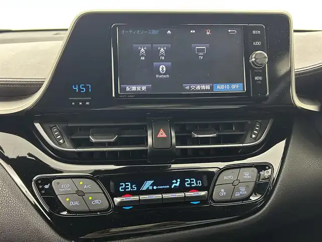トヨタ Ｃ－ＨＲ G 熊本県 2017(平29)年 10.9万km ホワイトパールクリスタルシャイン 純正ナビNSZT-W66T（ＤＶＤ・フルセグ・ＢＴ・ＳＤ・ＵＳＢ）/バックカメラ　/社外前方ドライブレコーダーDC-DR651　/ビルトインＥＴＣ　/前後クリアランスソナー　/衝突軽減ブレーキ　/レーンキープアシスト　/横滑り防止　/ブラインドスポットモニター/純正フロアマット/純正１８インチAW/オートライト/オートマチックハイビーム/LEDヘッドライト/フォグランプ/スマートキー/プッシュスタート/スペアキー