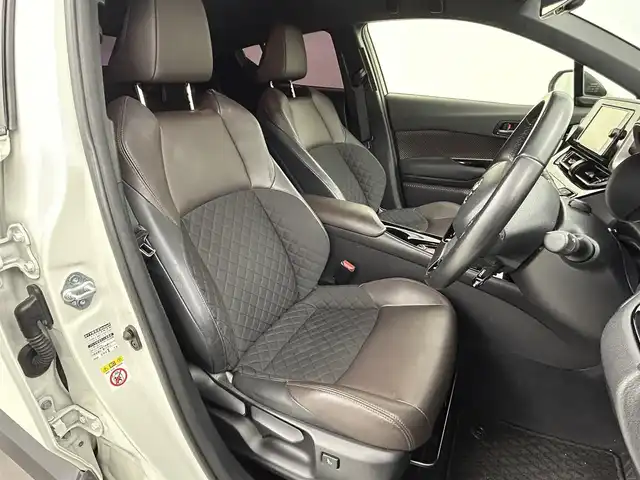 トヨタ Ｃ－ＨＲ G 熊本県 2017(平29)年 10.9万km ホワイトパールクリスタルシャイン 純正ナビNSZT-W66T（ＤＶＤ・フルセグ・ＢＴ・ＳＤ・ＵＳＢ）/バックカメラ　/社外前方ドライブレコーダーDC-DR651　/ビルトインＥＴＣ　/前後クリアランスソナー　/衝突軽減ブレーキ　/レーンキープアシスト　/横滑り防止　/ブラインドスポットモニター/純正フロアマット/純正１８インチAW/オートライト/オートマチックハイビーム/LEDヘッドライト/フォグランプ/スマートキー/プッシュスタート/スペアキー